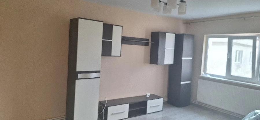 Apartament cu 3 camere decomandat în Exterior Vest