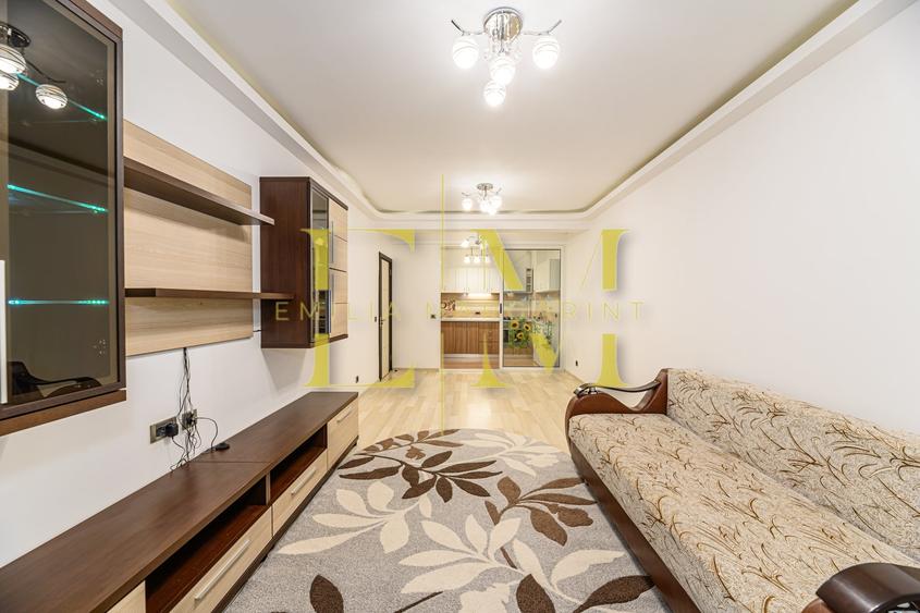 Apartament cu 3 camere semidecomandat, mobilat în Tractorul