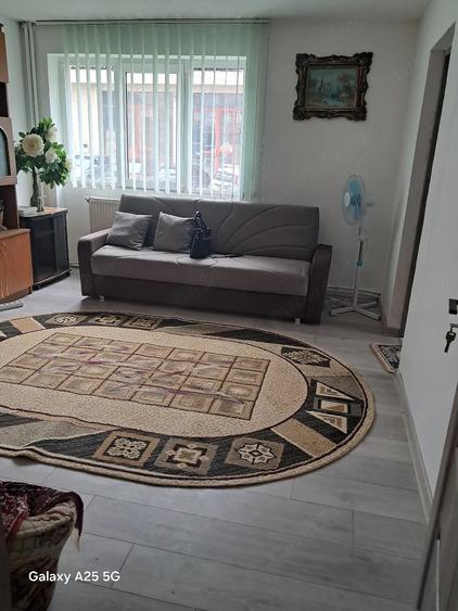 Apartament cu 3 camere semidecomandat în Exterior Vest