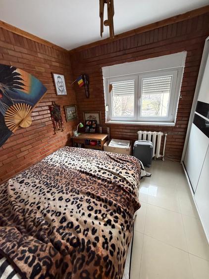 Apartament cu 3 camere semidecomandat, mobilat în Bucovina