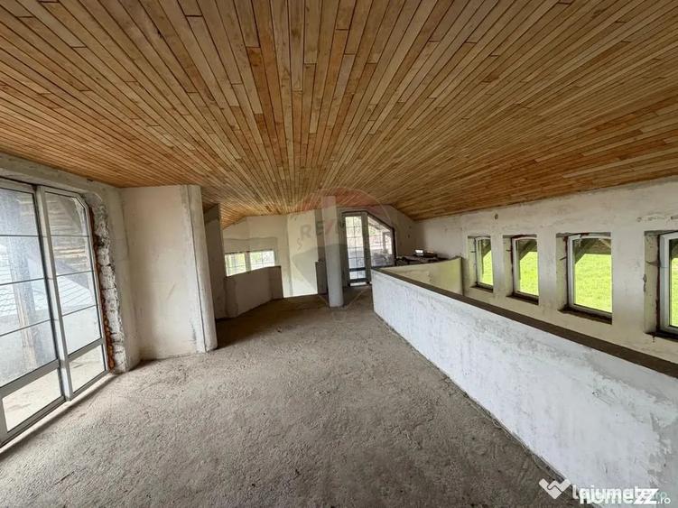 Casă cu 7 camere cu Teren 2681 Mp în Buciumi