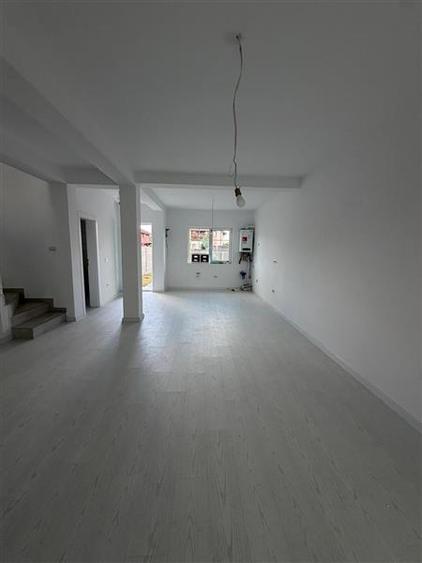 Duplex cu 4 camere cu Canalizare în Moșnița Nouă
