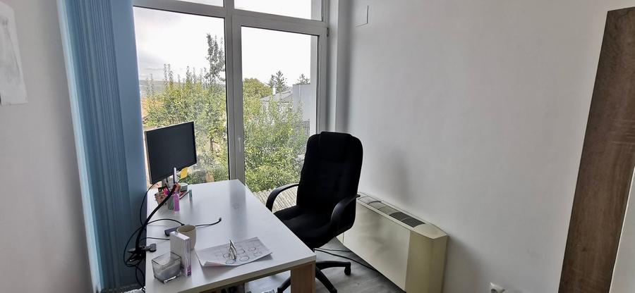 Birou, de 560 mp, în Central