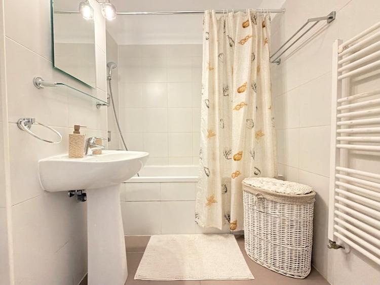 Apartament cu 2 camere semidecomandat, mobilat în Lipovei