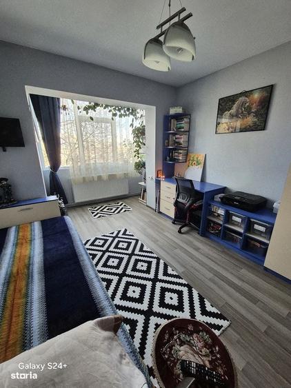 Apartament cu 4 camere semidecomandat în Tătărași