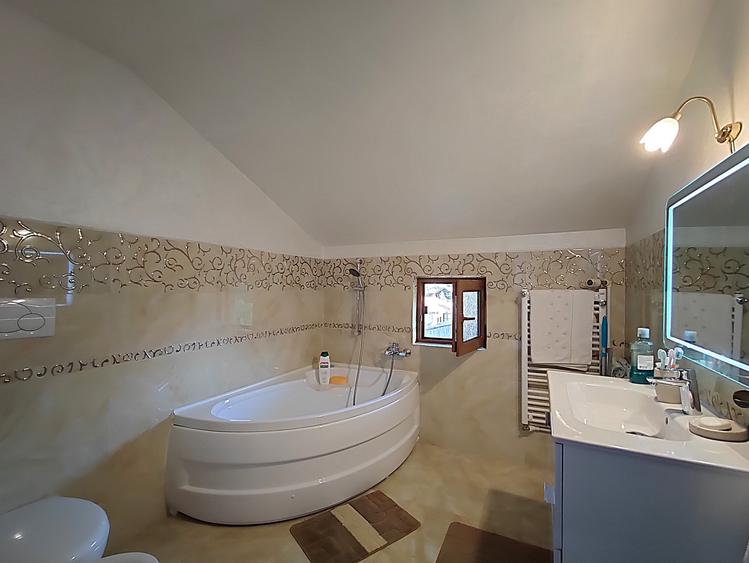 Casă cu 5 camere cu Canalizare în Valu lui Traian