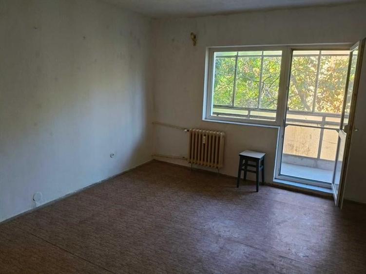 Apartament cu 2 camere semidecomandat în Rovine