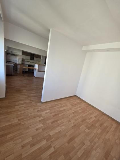 Apartament cu 3 camere decomandat în Dobroești