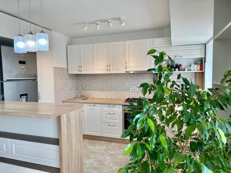 Apartament cu 3 camere decomandat, mobilat în P-ța Alba Iulia