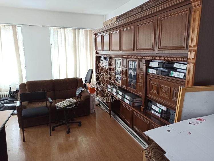 Birou, de 600 mp, în Sud