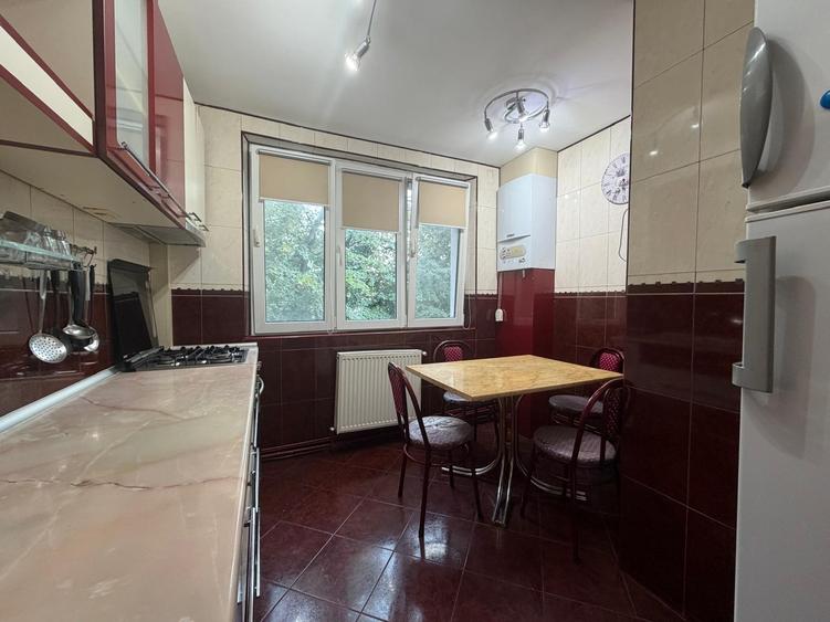 Apartament cu 4 camere decomandat în Titan