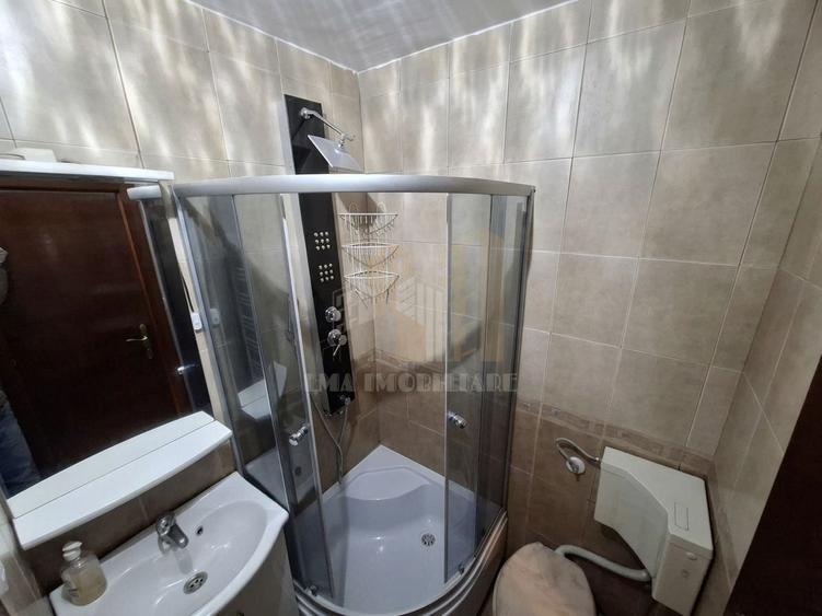 Apartament cu 4 camere semidecomandat în Triaj