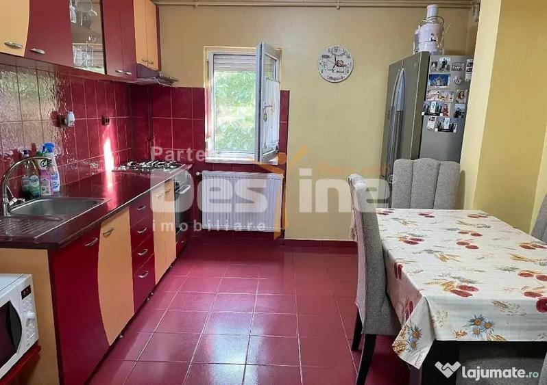 Apartament cu 3 camere decomandat în Dâmbovița