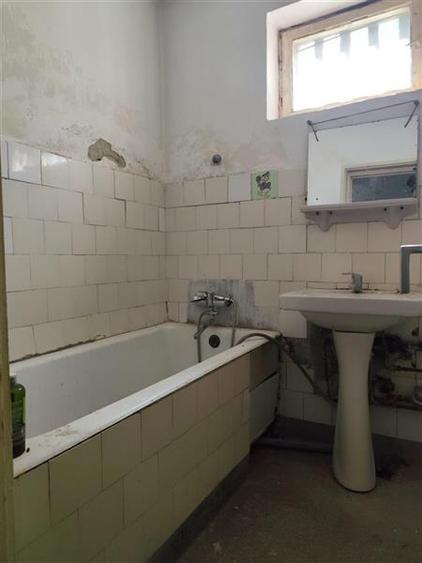 Apartament cu 3 camere semidecomandat în Sud
