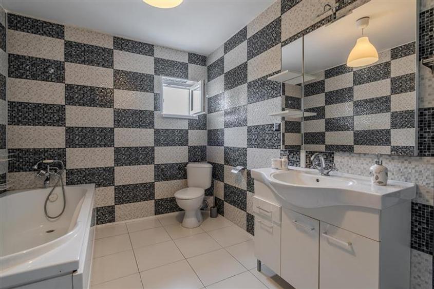 Duplex cu 4 camere cu Canalizare în Central