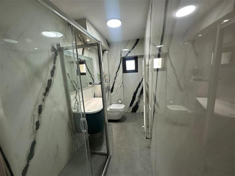 Apartament cu 3 camere decomandat în Aeroport