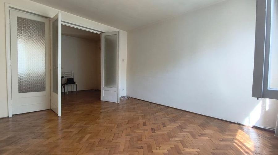 Apartament cu 4 camere semidecomandat în Piața Centrală