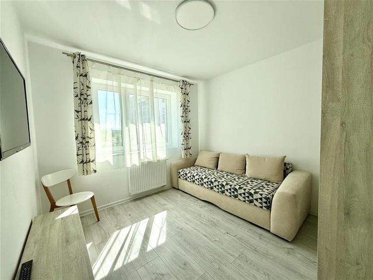 Apartament cu 3 camere decomandat în Tractorul