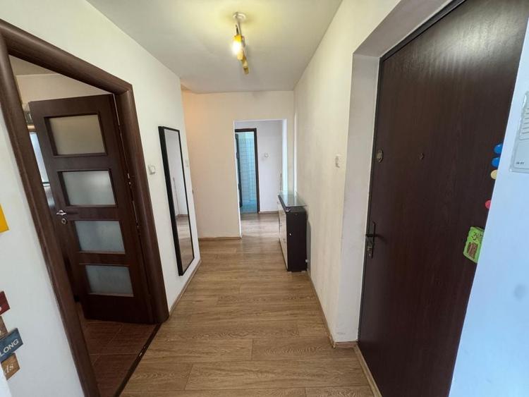 Apartament cu 3 camere semidecomandat, mobilat în Rahova