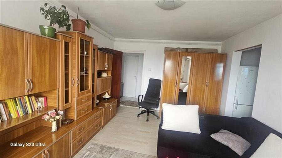 Apartament cu 2 camere semidecomandat în Berceni
