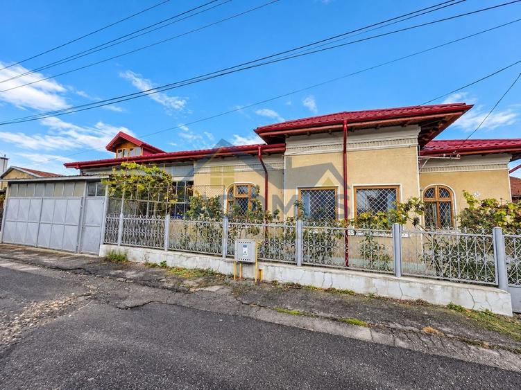 Casă individuală cu 6 camere cu Canalizare în Lupeni