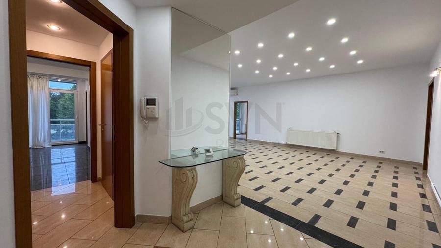 Apartament cu 5 camere decomandat în Primăverii