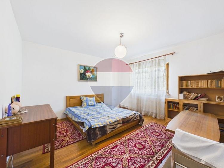 Casă individuală cu 6 camere cu Teren 2208.6398925781 Mp în Breaza de Jos