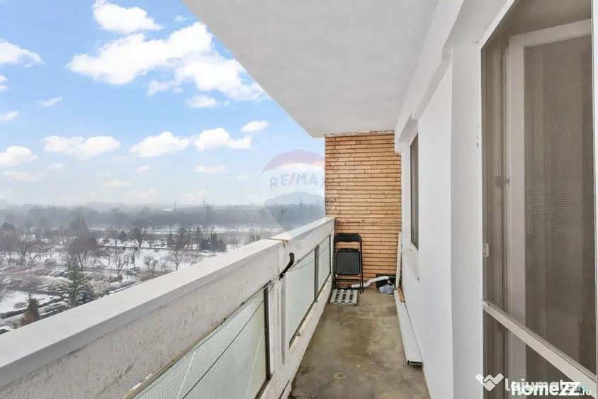 Apartament cu 3 camere semidecomandat în Polivalentă