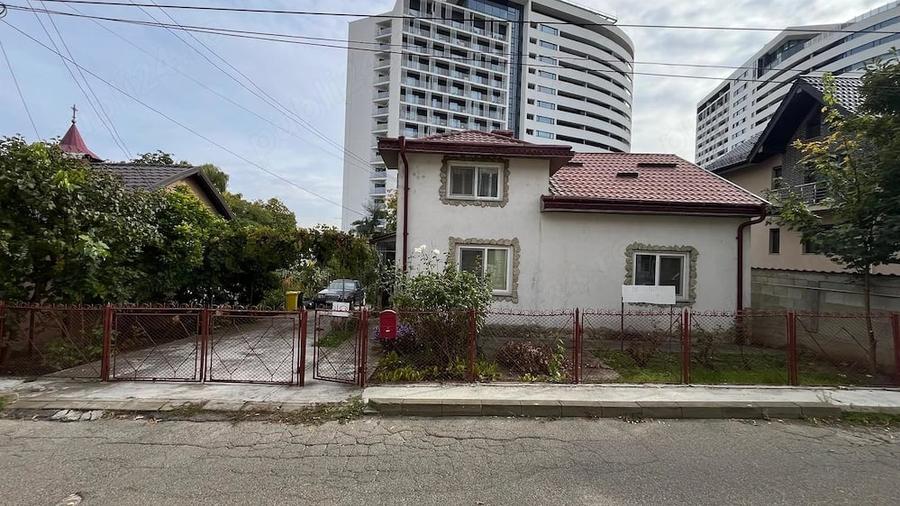 Casă cu 5 camere cu Teren 714 Mp în Exterior Vest