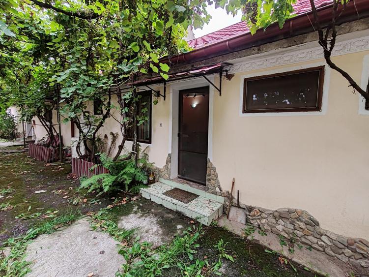 Casă individuală cu 6 camere cu Teren 900 Mp în Șercăița