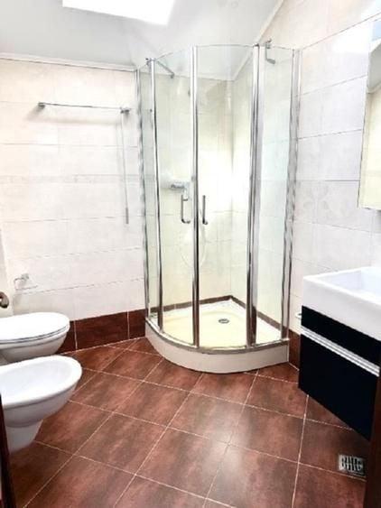 Casă individuală cu 6 camere cu Canalizare în Central