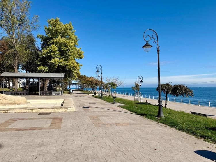 Apartament cu 3 camere decomandat în Cazino