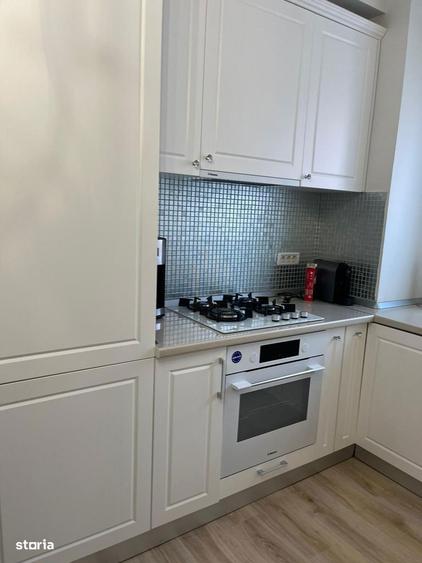 Apartament cu 3 camere semidecomandat, mobilat în Central
