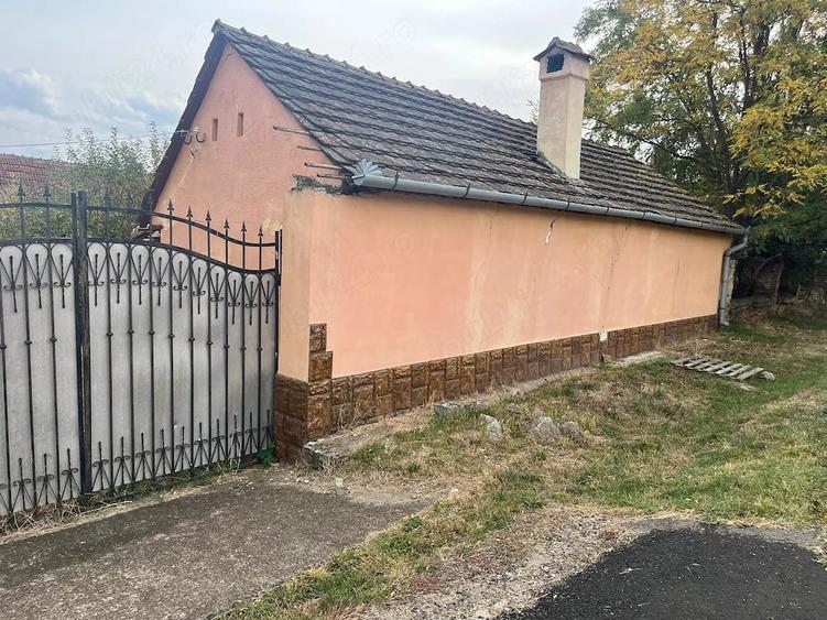 Casă cu Teren 2000 Mp în Răhău