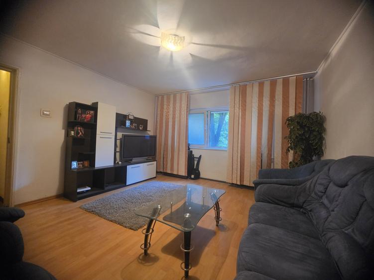 Apartament cu 3 camere decomandat în Colentina