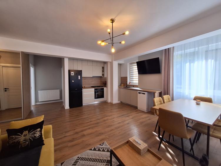 Apartament cu 3 camere semidecomandat, mobilat în Florești