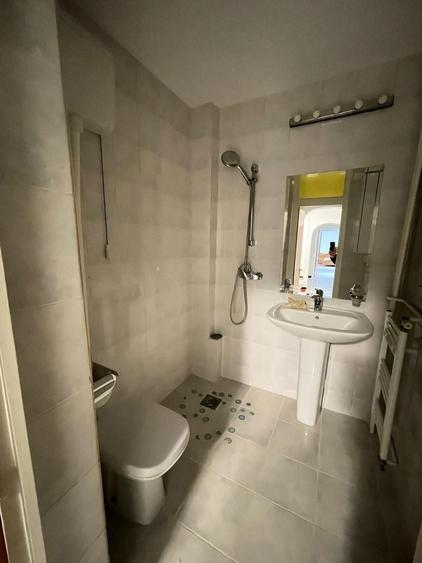 Apartament cu 3 camere decomandat, mobilat în Apărătorii Patriei