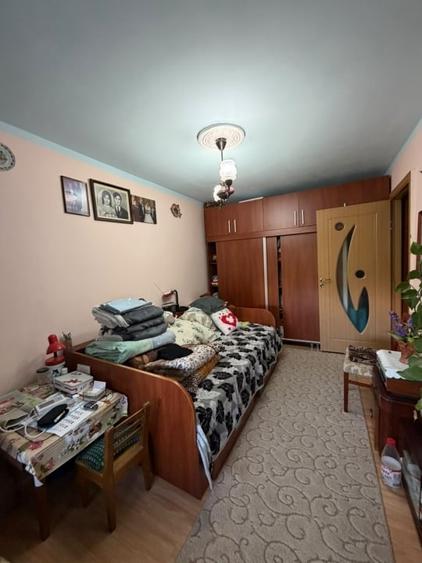 Apartament cu 3 camere semidecomandat, mobilat în Lipovei