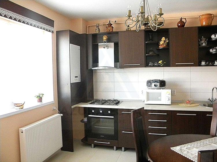 Apartament cu 4 camere decomandat, mobilat în Turnișor