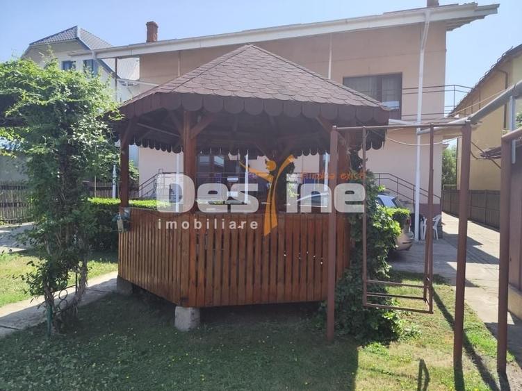 Duplex cu 10 camere cu Canalizare în Albert