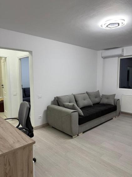 Apartament cu 2 camere semidecomandat, mobilat în Tei