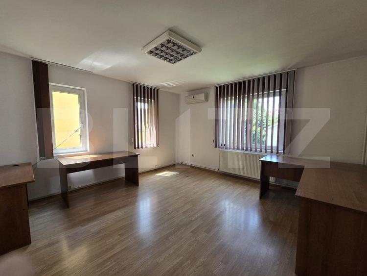 Casă individuală cu 9 camere cu Canalizare în Semicentral