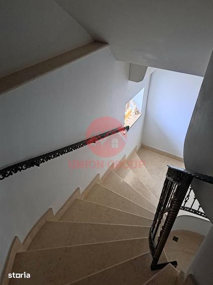 Casă cu 10 camere cu Teren 394 Mp în Central