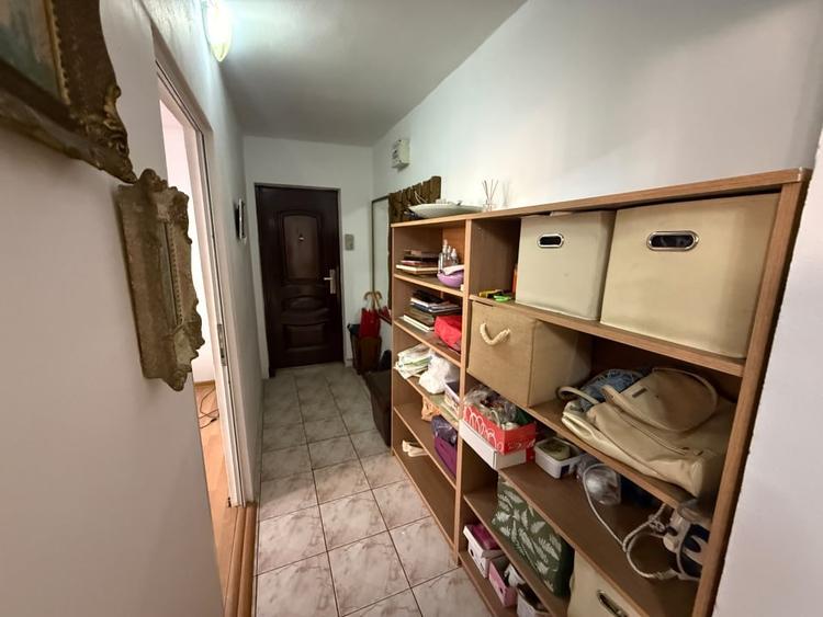 Apartament cu 3 camere semidecomandat, mobilat în Cetate