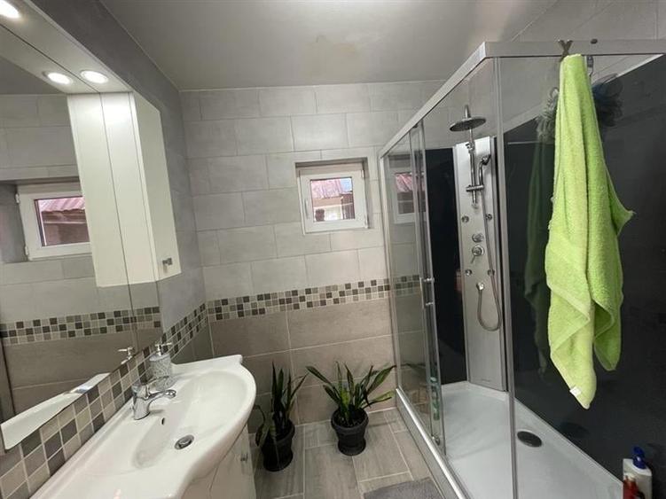 Casă cu 4 camere cu Garaj în Central