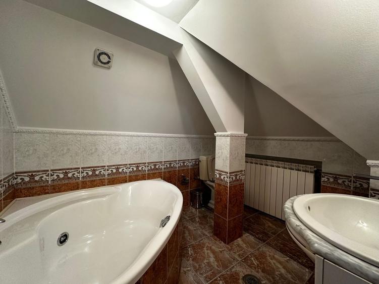 Casă individuală cu 12 camere cu Canalizare în Dorobanți