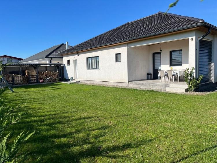 Casă cu 3 camere în Lazuri