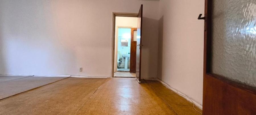 Apartament cu 3 camere semidecomandat în Berceni