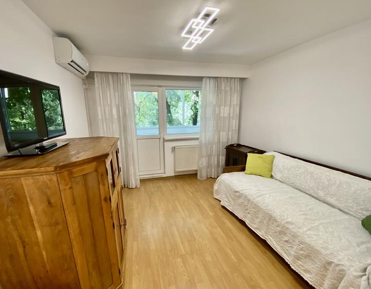 Apartament cu 4 camere semidecomandat, mobilat în Tineretului