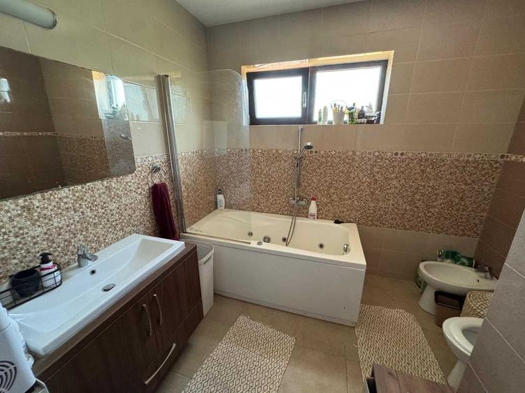 Casă cu 4 camere cu Teren 697 Mp în Săcălaz